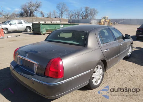 2004 Lincoln Town Car Ultimate z USA, uszkodzony, nr VIN 1LNHM83W64Y652887